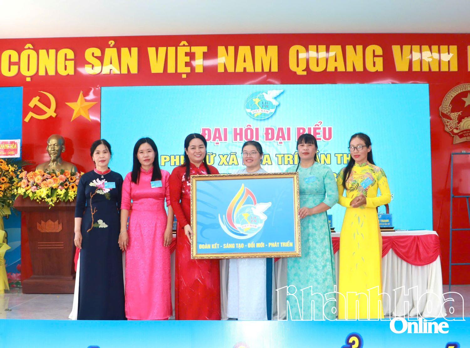 Lãnh đạo Hội Liên hiệp Phụ nữ tỉnh tặng bức tranh chúc mừng địa hội