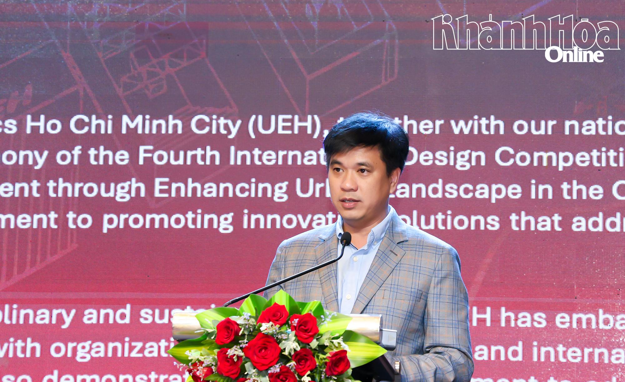 Phó Giáo sư, Tiến sĩ Bùi Quang Hùng - Phó Giám đốc UEH phát biểu tại lễ trao giải.