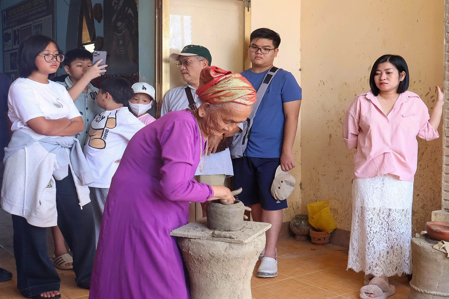 An artisan in Bau Truc pottery village introducing unique pottery-making techniques to tourists (Photo: Lam Anh)

