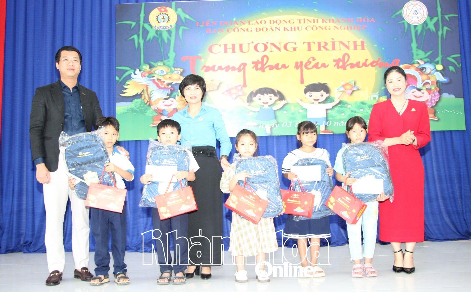 Lãnh đạo Ban Công đoàn Khu Công nghiệp và nhà tài trợ trao học bổng cho con công nhân có hoàn cảnh khó khăn.