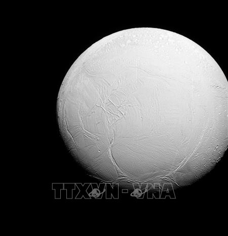 Hình ảnh vệ tinh Enceladus do Cơ quan Hàng không và vũ trụ Mỹ (NASA) công bố ngày 27/10/2015. Ảnh tư liệu: AFP/ TTXVN
