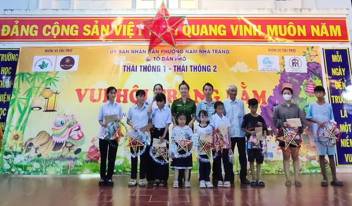 Trao 900 suất quà Trung thu cho trẻ em phường Nam Nha Trang