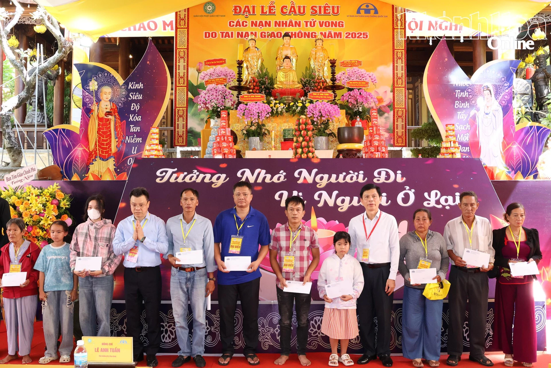 Tặng quà cho thân nhân gia đình có nạn nhân tử vong vì tai nạn giao thông.
