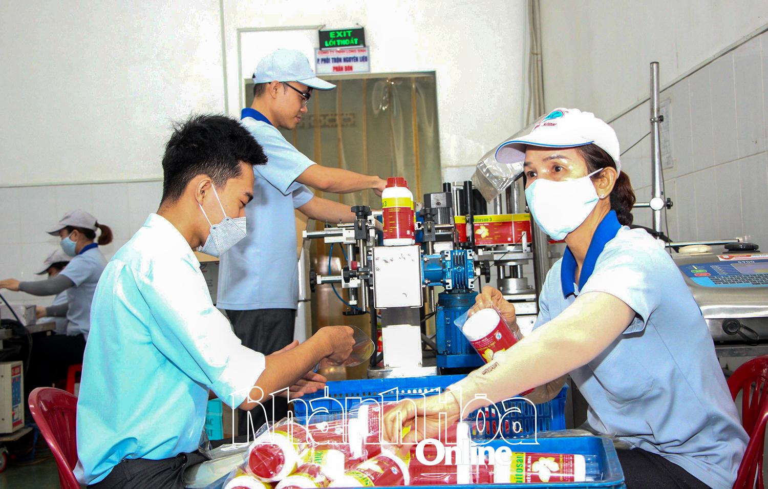 Công nhân Công ty TNHH Long Sinh luôn an tâm, gắn bó với đơn vị.