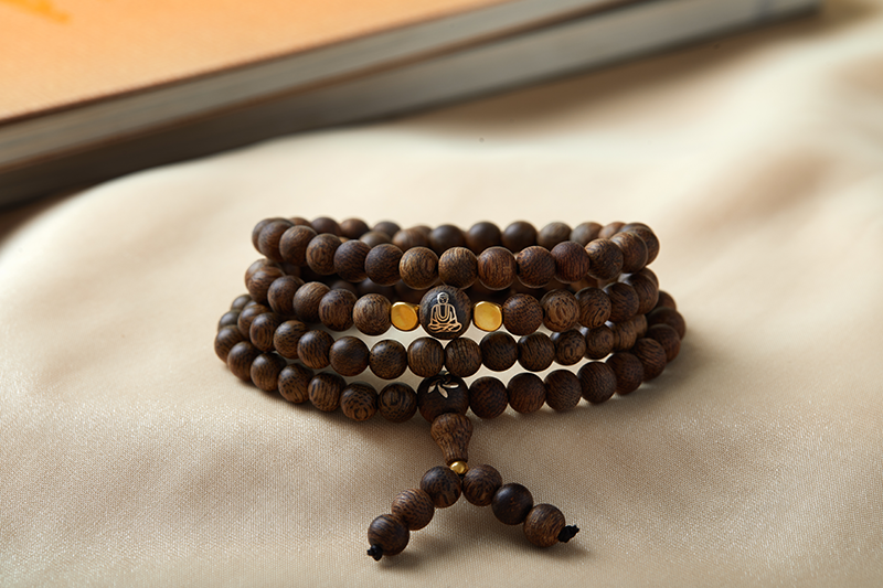 Các mẫu trang sức trầm hương khảm vàng nổi bật với những họa tiết tinh xảo và ý nghĩa sâu sắc.