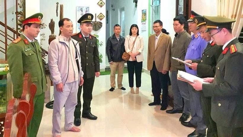 Cơ quan An ninh điều tra Công an thành phố Huế tống đạt quyết định khởi tố vụ án, khởi tố bị can, lệnh bắt bị can để tạm giam đối với Nguyễn Xuân Bình. (Ảnh: Bộ Công an)

