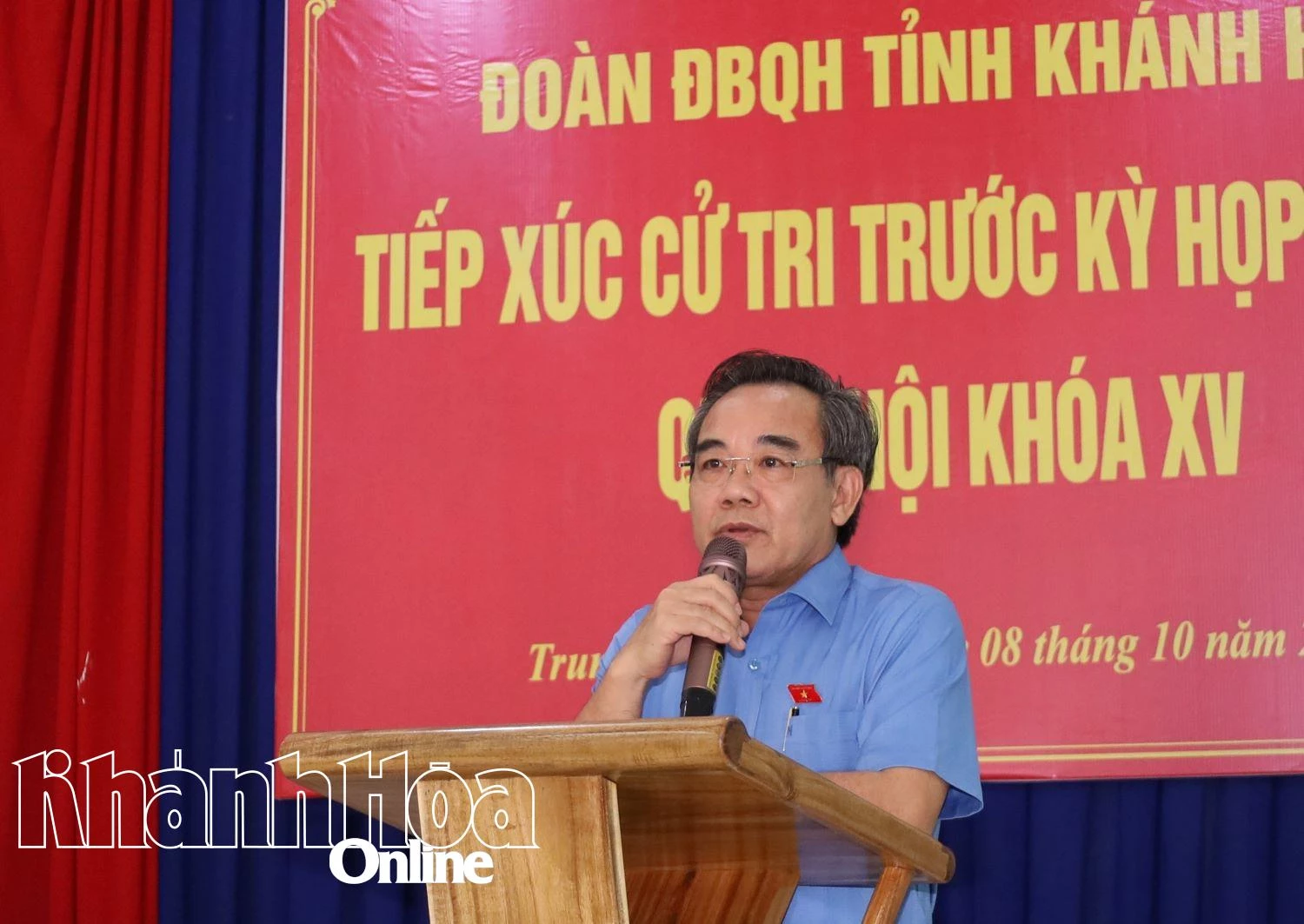 Đồng chí Lê Hữu Trí thông tin các nội dung đến cử tri.