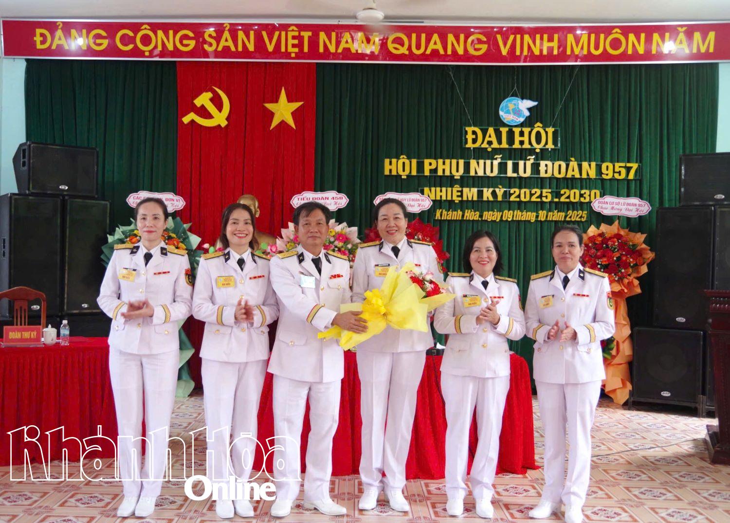 Thượng tá Hàn Xuân Lâm tặng hao chúc mừng Ban Chấp hành nhiệm kỳ mới