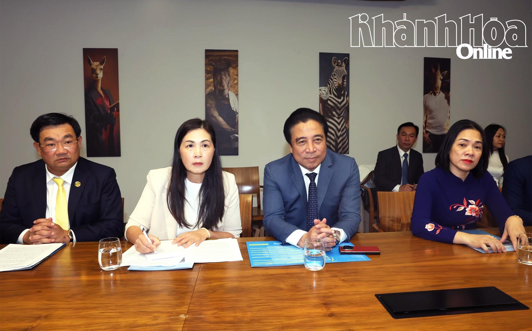 Chủ tịch UBND tỉnh Nguyễn Khắc Toàn cùng các thành viên đoàn công tác dự buổi làm việc.
