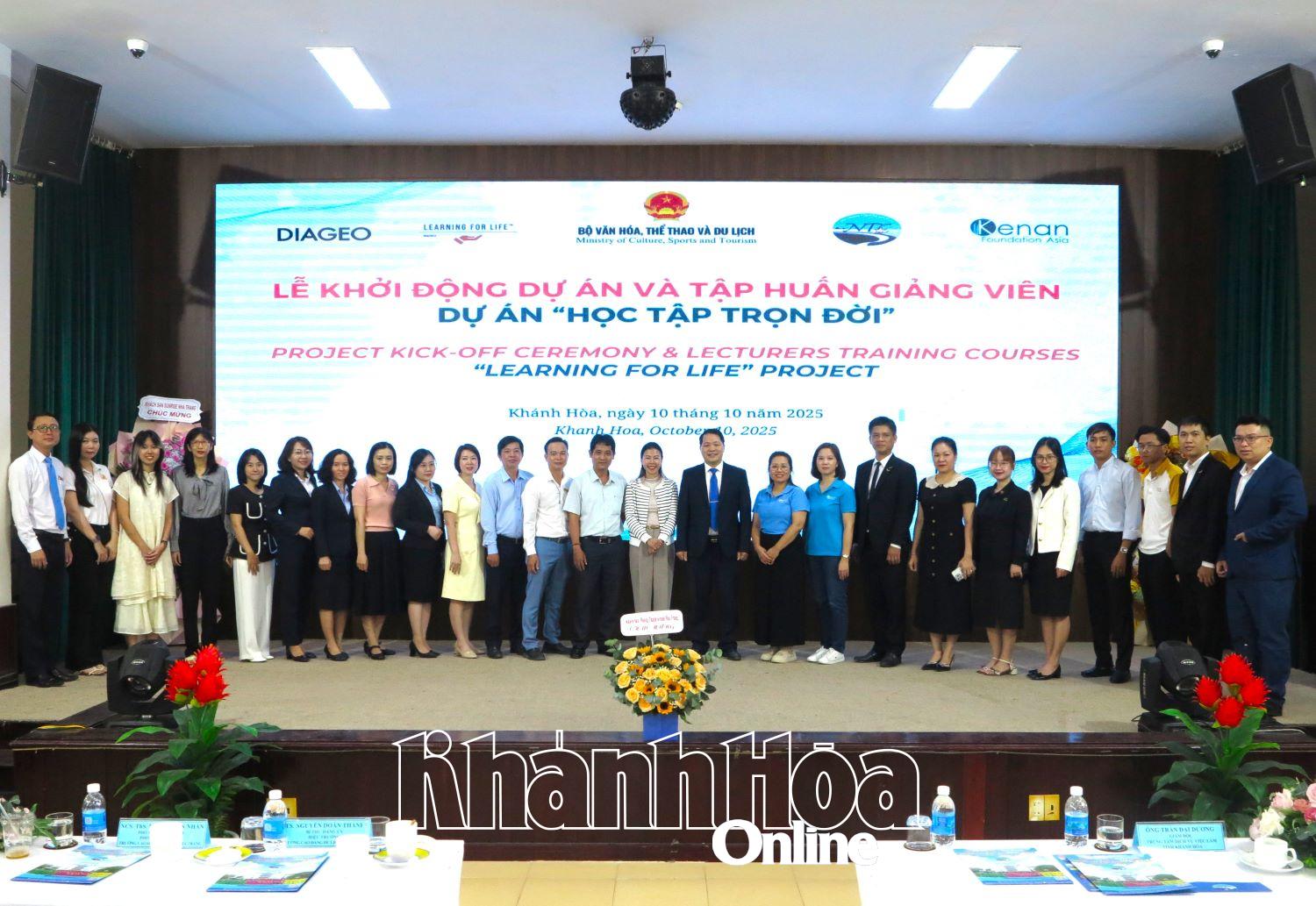 Các đại biểu, đại diện doanh nghiệp tham dự chương trình. 