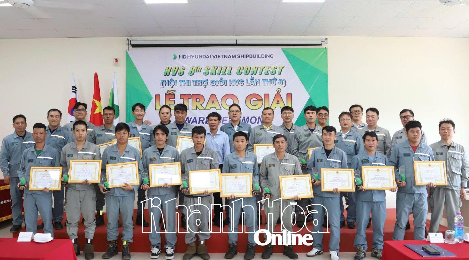 Các thi sinh xuất sắc nhận giải và chụp ảnh lưu niệm với các đại biểu.