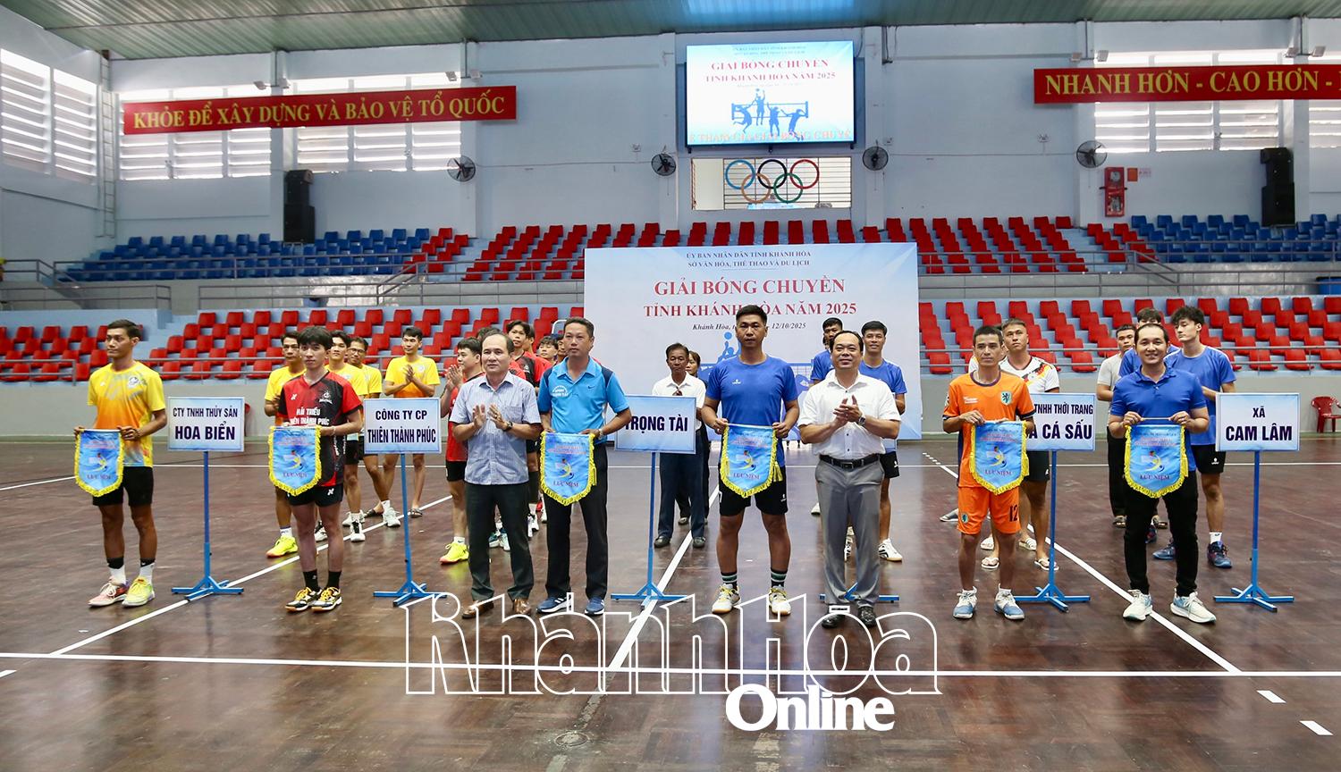 The organizing board giving commemorative flags to teams

