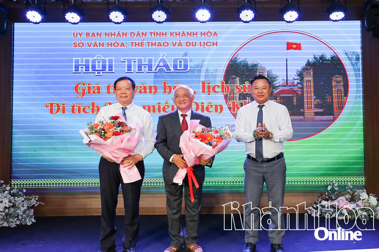 Leaders of Khanh Hoa Provincial Department of Culture, Sports and Tourism presenting flowers to the scientists attending the  workshhop

