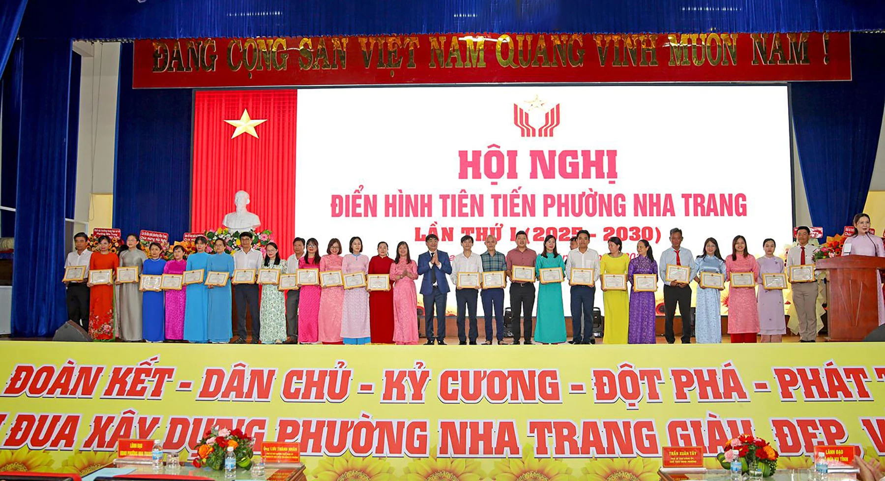 Các cá nhân điển hình tiên tiến được nhận giấy khen.