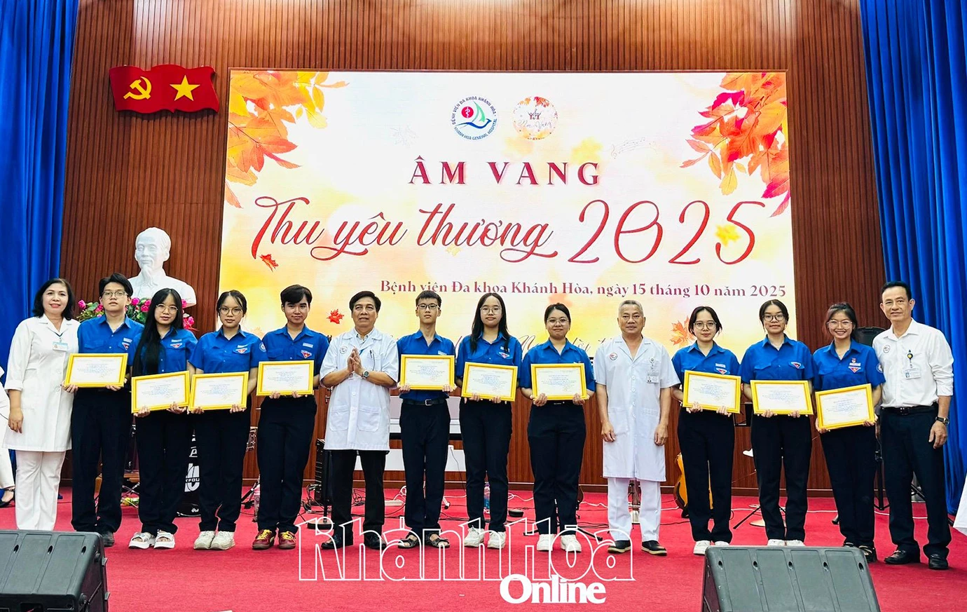 Lãnh đạo Bệnh viện Đa khoa Khánh Hòa trao tặng bảng tri ân đến học sinh là tình nguyện viên hỗ trợ chương trình.