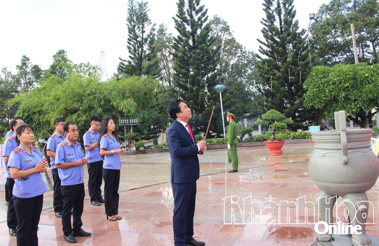 Đồng chí Nguyễn Khắc Toàn dâng hương tưởng nhớ công ơn Bác Hồ.