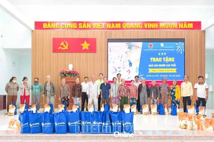 Công ty TNHH Komipo Vân Phong trao 170 suất quà cho người cao tuổi có hoàn cảnh khó khăn