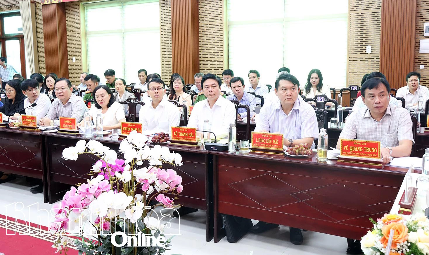 Các đại biểu tham dự buổi làm việc.
