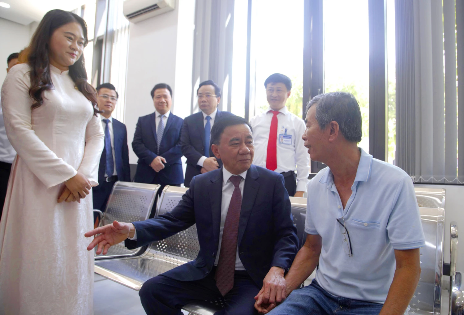 Ủy viên Bộ Chính trị, Thường trực Ban Bí thư Trần Cẩm Tú thăm hỏi người dân tại Ủy ban nhân dân phường Hải Châu, thành phố Đà Năng_Ảnh: TTXVN