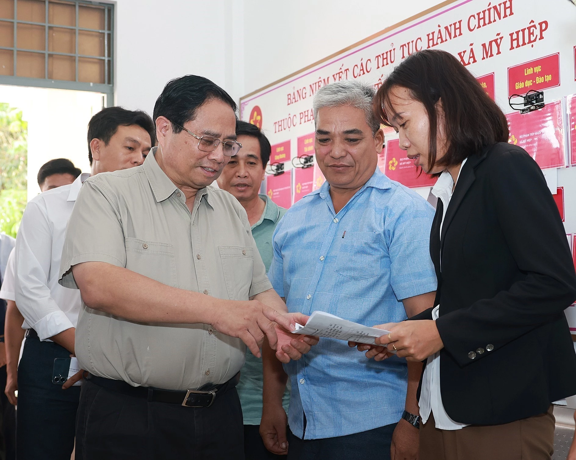 Ủy viên Bộ Chính trị, Thủ tướng Chính phủ Phạm Minh Chính kiểm tra hoạt động của Trung tâm phục vụ hành chính công xã Mỹ Hiệp, tỉnh Đồng Tháp, ngày 21-7-2025 _Ảnh: TTXVN

