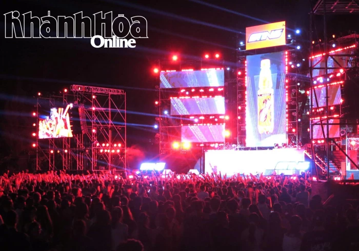 Music night attracts over 3,000 students of Nha Trang University