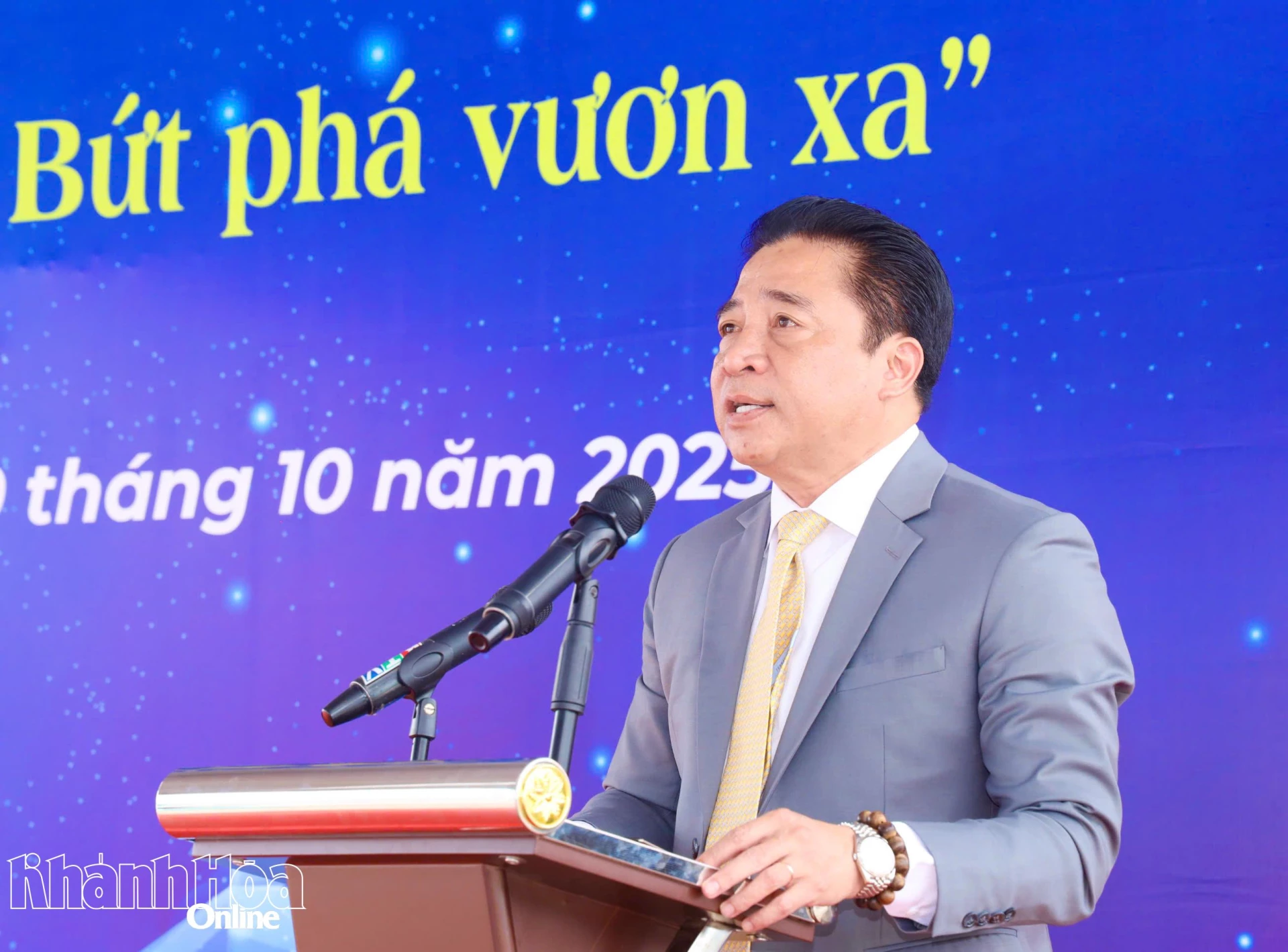 Nguyen Khac Toan speaking at the ceremony

