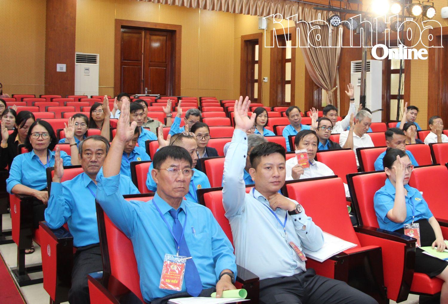 Các đại biểu biểu quyết các nội dung tại đại hội.