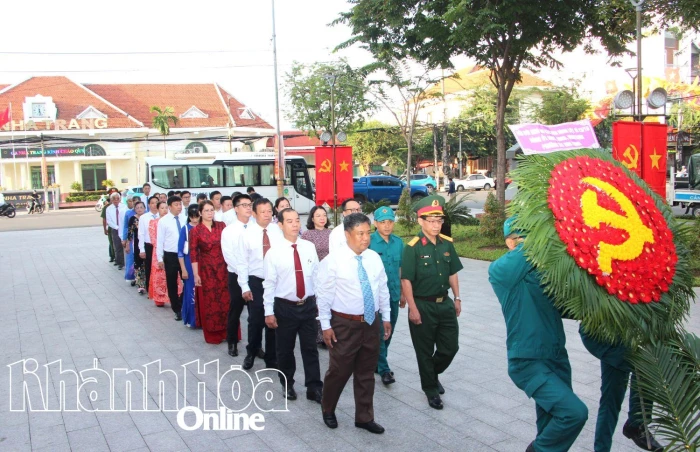 Phường Tây Nha Trang đặt vòng hoa, dâng hương tại Tượng đài 23 tháng 10 nhân kỷ niệm 80 năm Ngày Nha Trang - Khánh Hòa kháng chiến