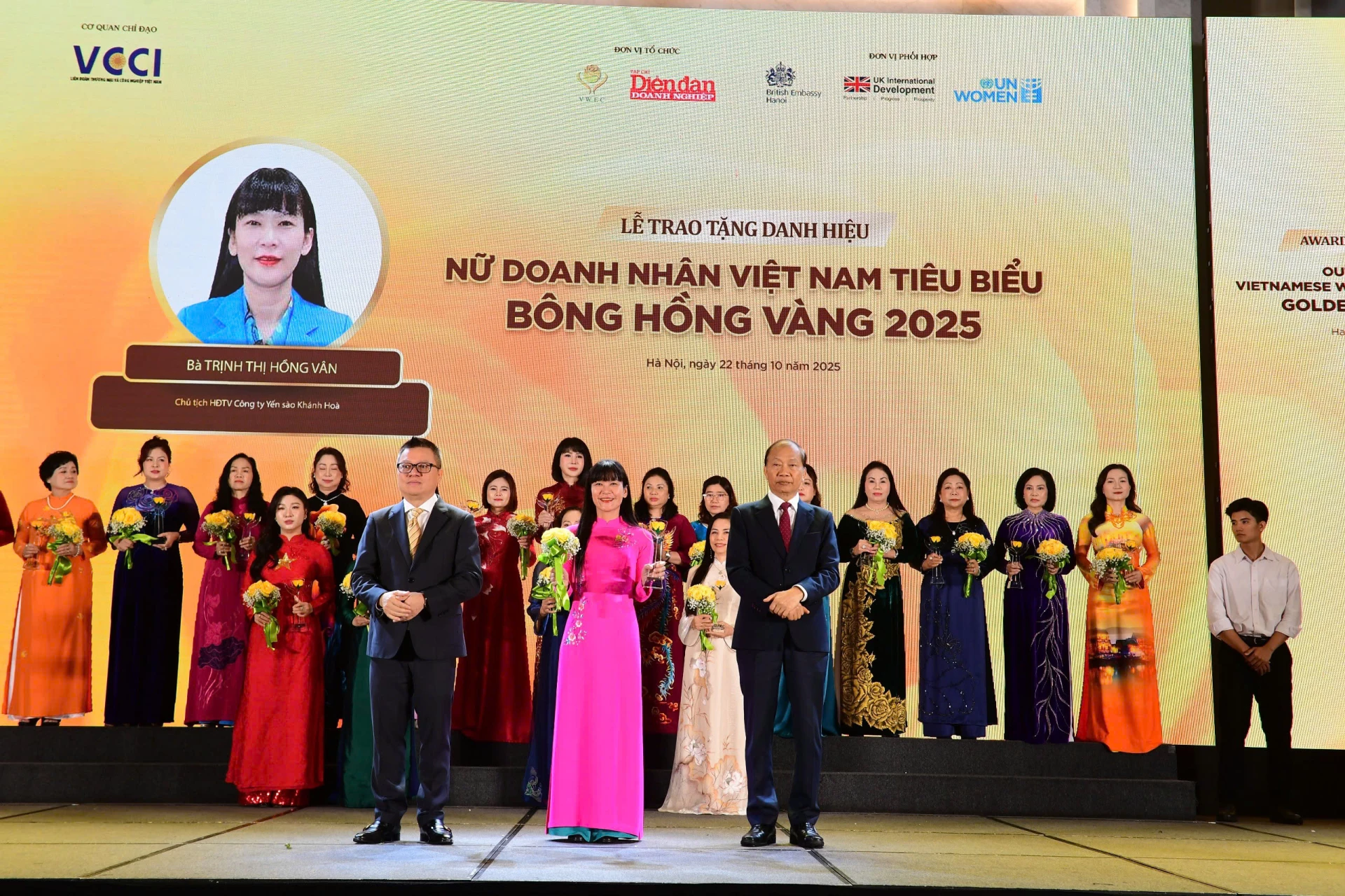 Chairwoman of Board of Members of Khanh Hoa Salangane Nest Company, Trinh Thi Hong Van, honored with “Outstanding Vietnamese Businesswoman - Golden Rose 2025” title