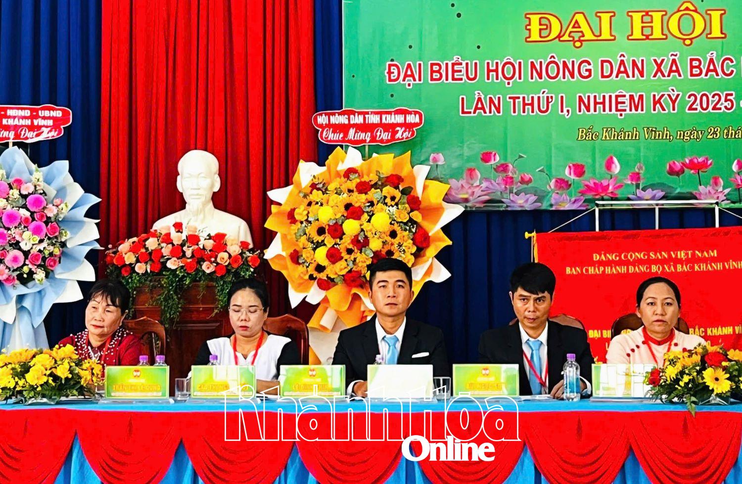 Đoàn Chủ tịch điều hành đại hội.