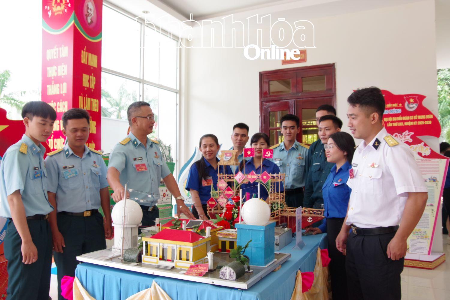 Các đại biểu tham quan gian trưng bày sản phẩm tại hội nghị.