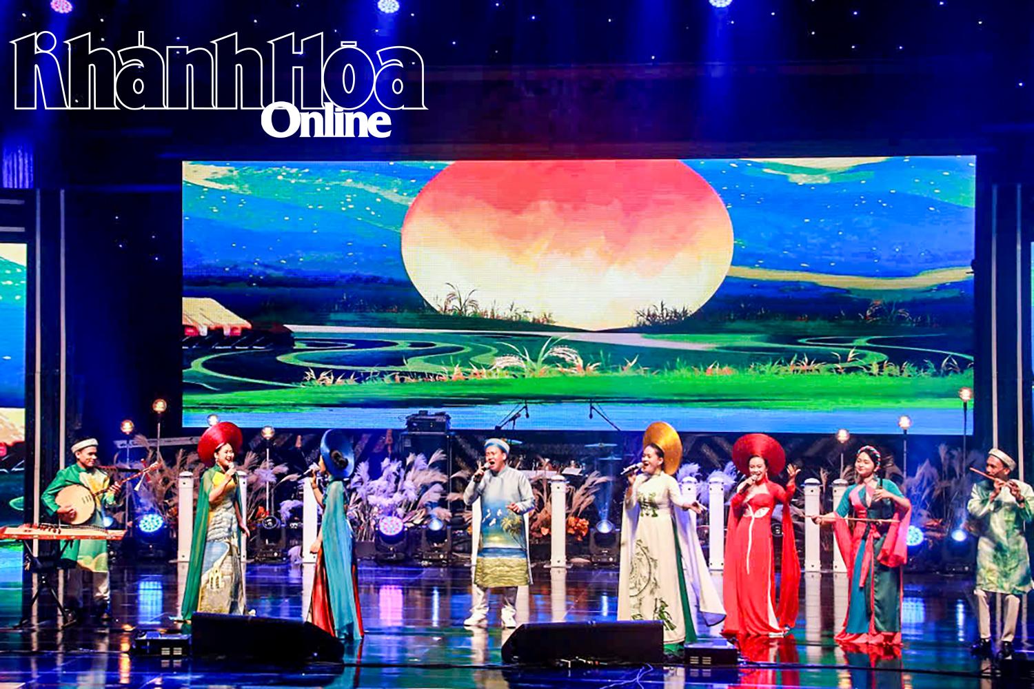 Artist of Khanh Hoa Provincial Traditional Arts Theater peforming in Ulsan City

