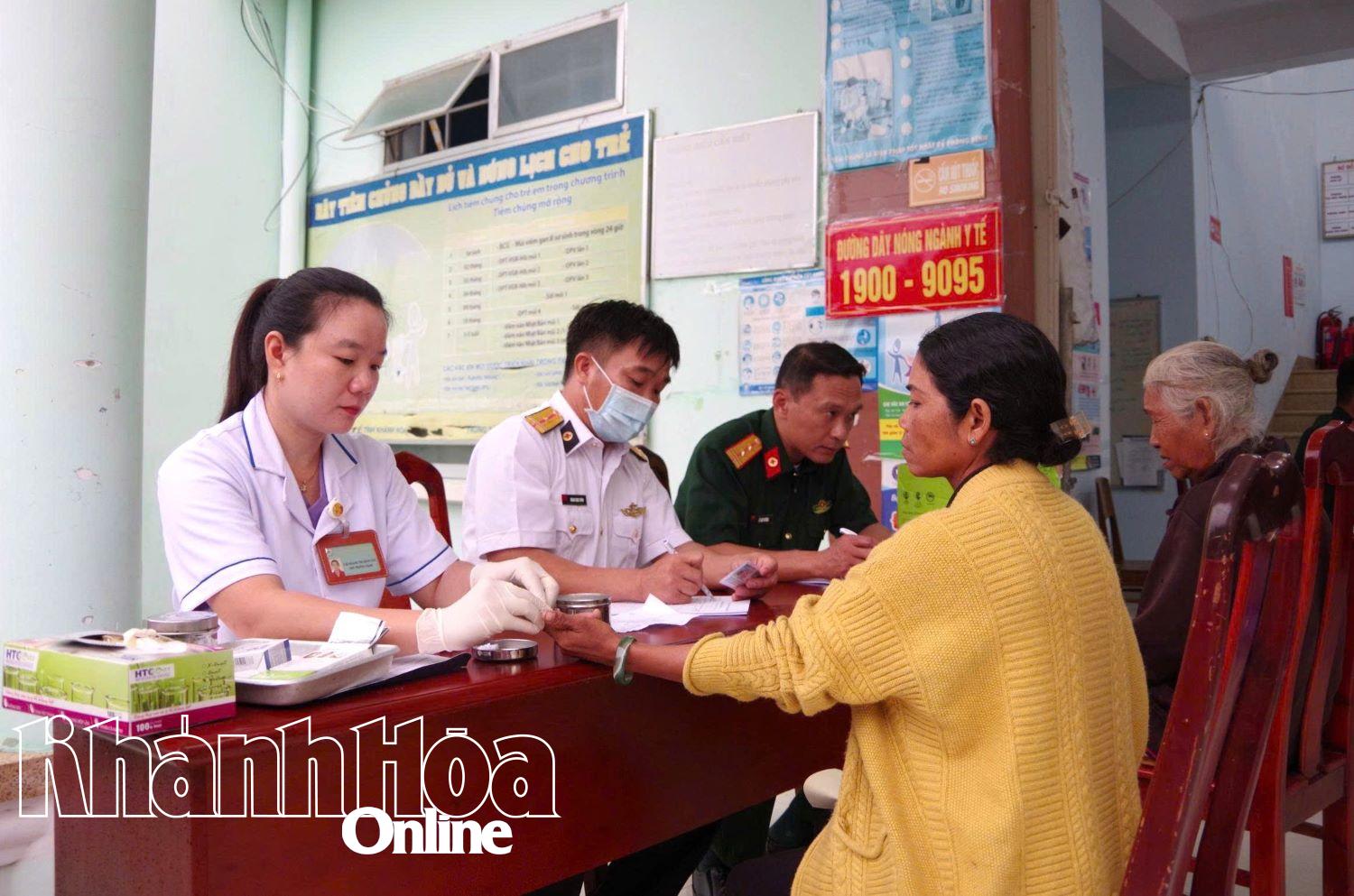 Lấy mẫu xét nghiệm nhanh đái tháo đường cho nhân dân