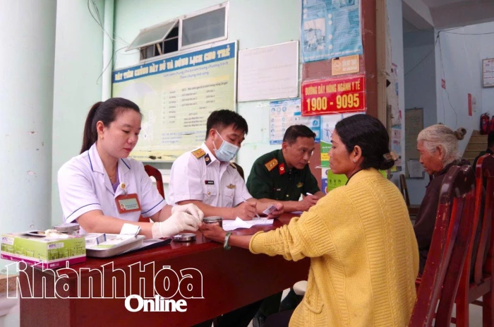 Khám, phát thuốc miễn phí cho người dân xã Nam Cam Ranh