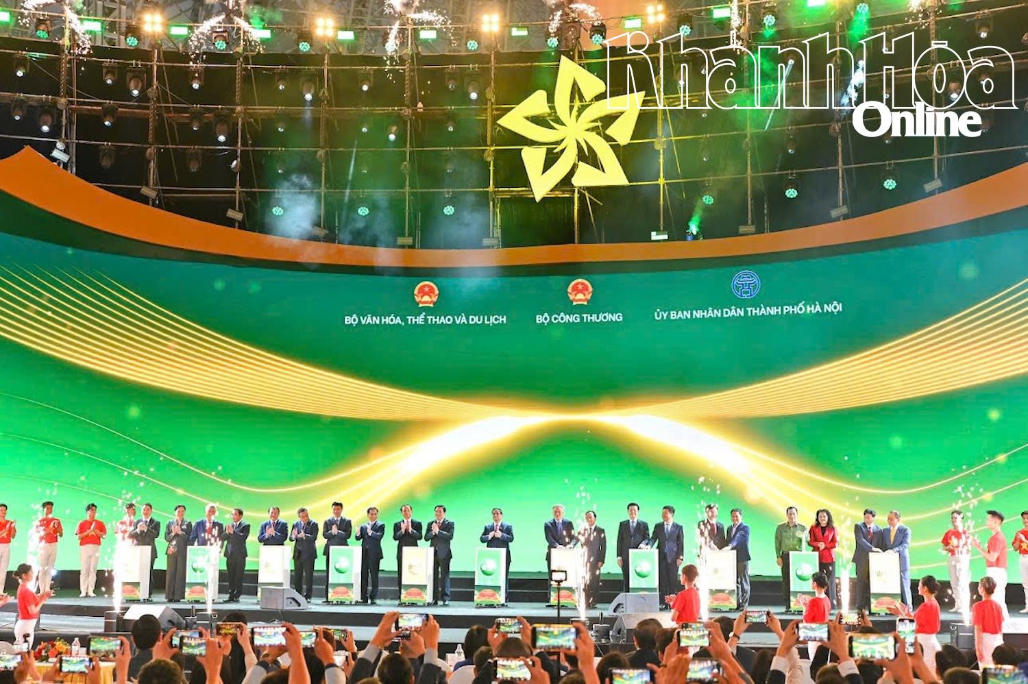 Thủ tướng Chính phủ Phạm Minh Chính cùng các đồng chí lãnh đạo Đảng, Nhà nước, Chính phủ, các bộ, ngành, địa phương, doanh nghiệp thực hiện nghi thức khai mạc hội chợ.