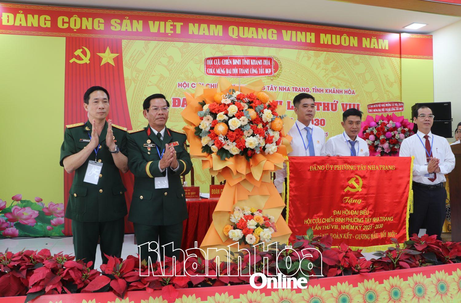 Lãnh đạo Hội Cựu chiến binh tỉnh và Đảng ủy phường Tây Nha Trang tặng hoa, bức trướng chúc mừng đại hội.