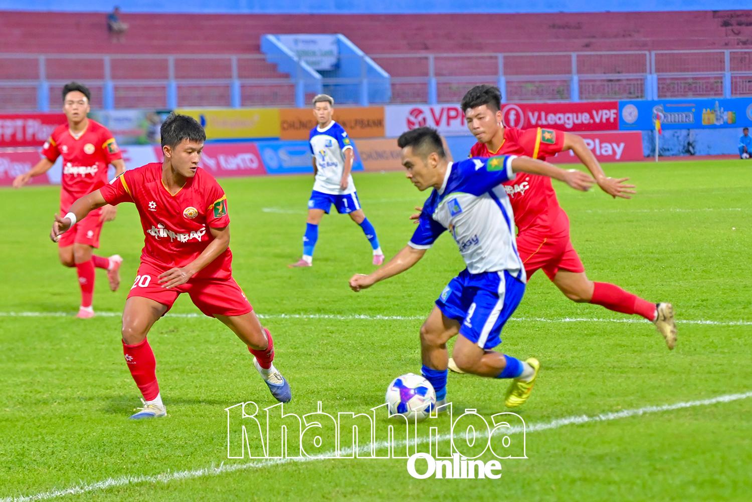 Duy Anh (dribbler) scores two goals against Youth PVF-CAND 

