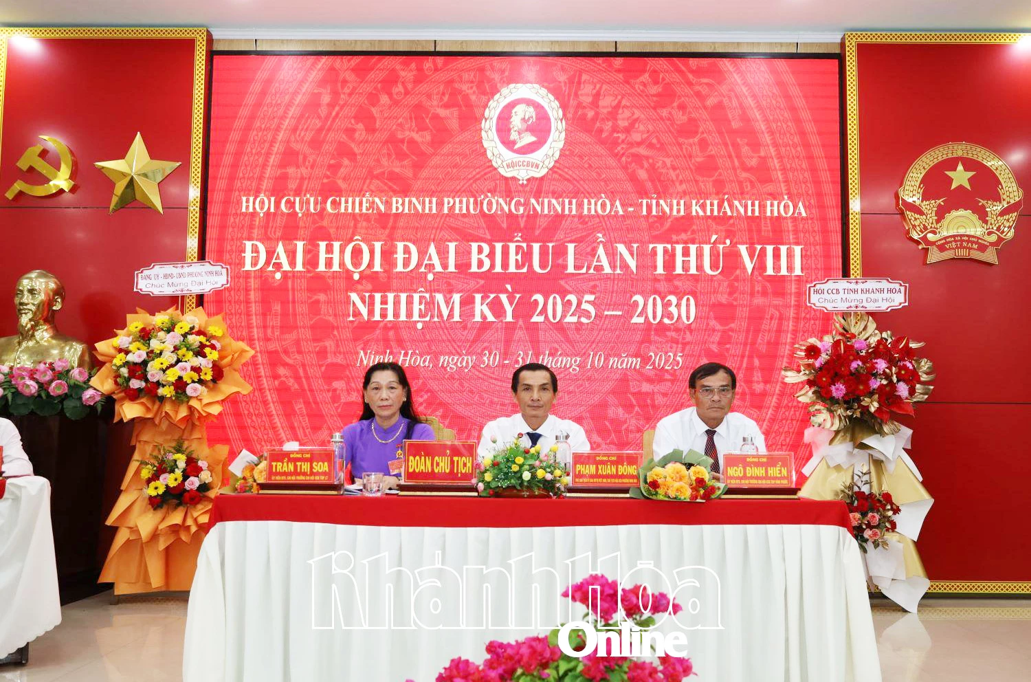 Đoàn Chủ tịch điều hành đại hội.
