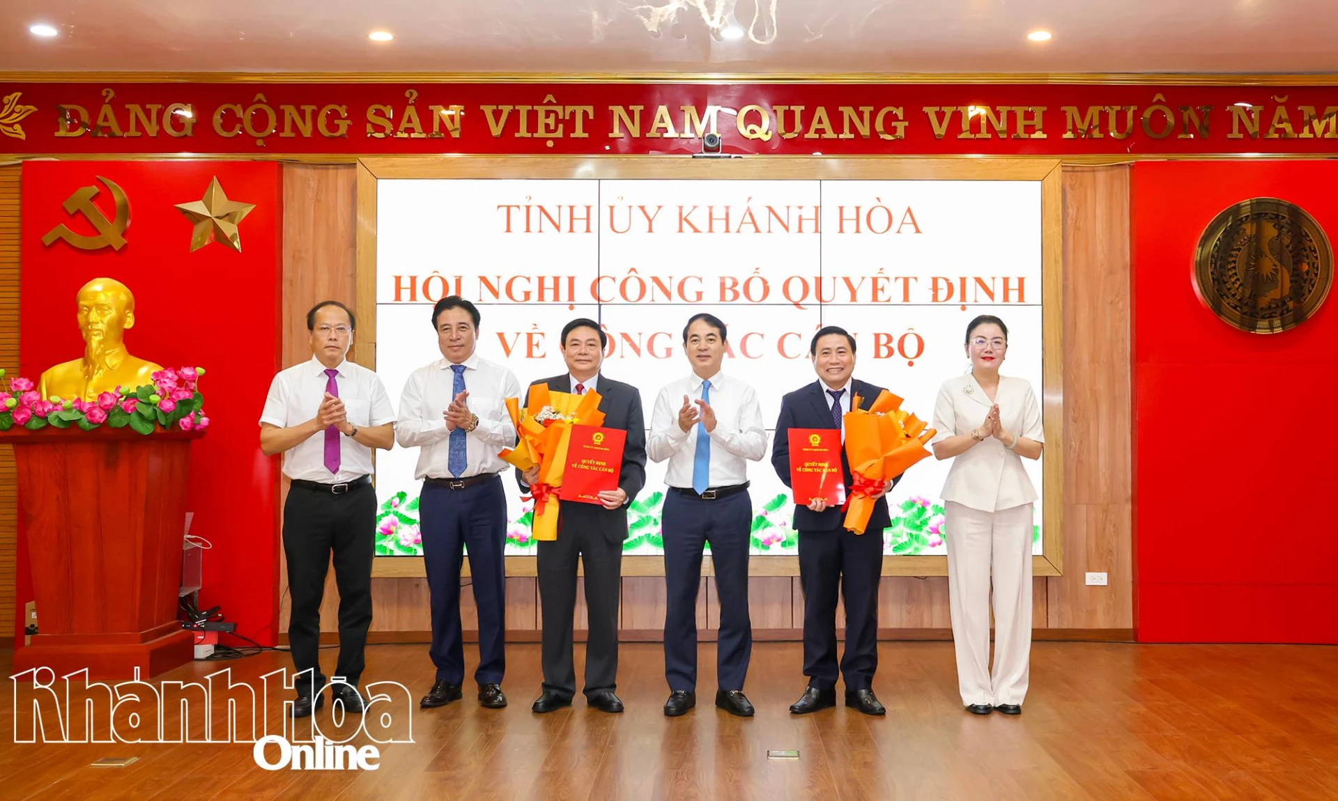 Các đồng chí Thường trực Tỉnh ủy, Thường trực HĐND tỉnh chúc mừng các cán bộ được Ủy ban Thường vụ Quốc hội phê chuẩn giữ chức vụ Chủ tịch và Phó Chủ tịch HĐND tỉnh.
