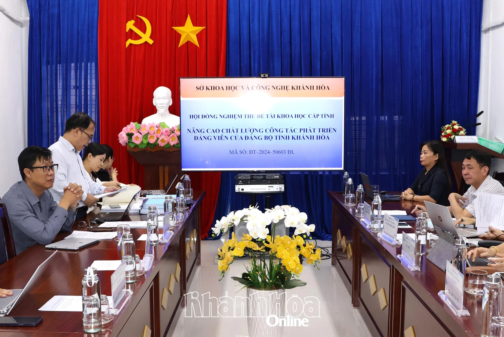 Đại diện Hội đồng thảo luận, đánh giá, nhận xét.