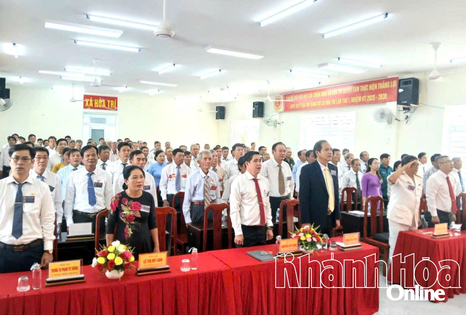 Các đại biểu thực hiện nghi thức chào cờ