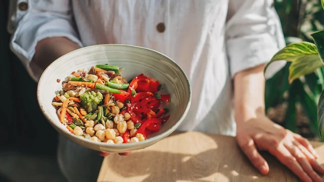 Người cao tuổi nên hay thế mỡ động vật bằng dầu thực vật lành mạnh và thêm một nắm rau củ màu sắc vào thức ăn.

