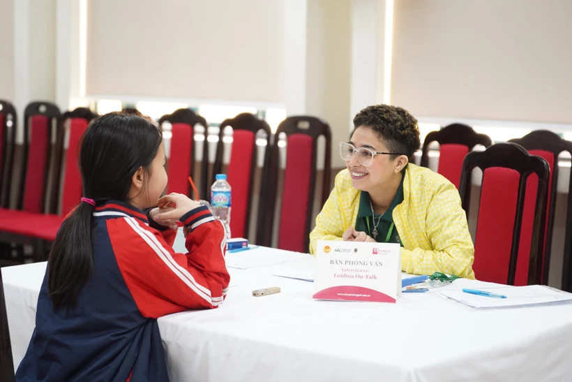 Phần thứ hai là thi nói trực tiếp với giáo viên nước ngoài. (Ảnh: PV/Vietnam+).