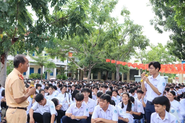 Tuyên truyền pháp luật về trật tự an toàn giao thông cho gần 3.000 giáo viên, học sinh
