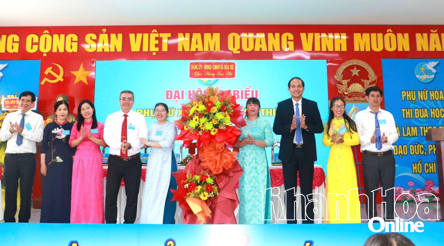 Lãnh đạo xã tặng hoa chúc mừng đại hội