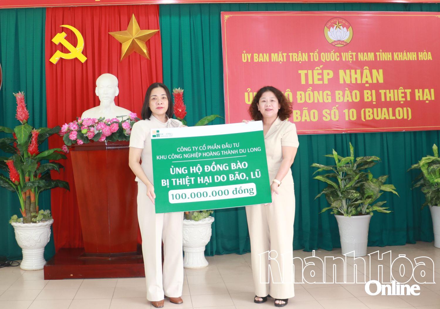 Công ty Cổ phần đầu tư Khu công nghiệp Hoàng Thành Du Long trao tượng trưng tiền ủng hộ