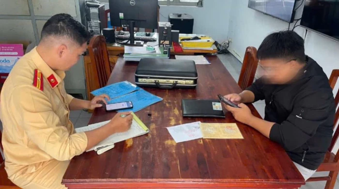 Lập biên bản xử phạt tài xế chạy xe ô tô ngược chiều