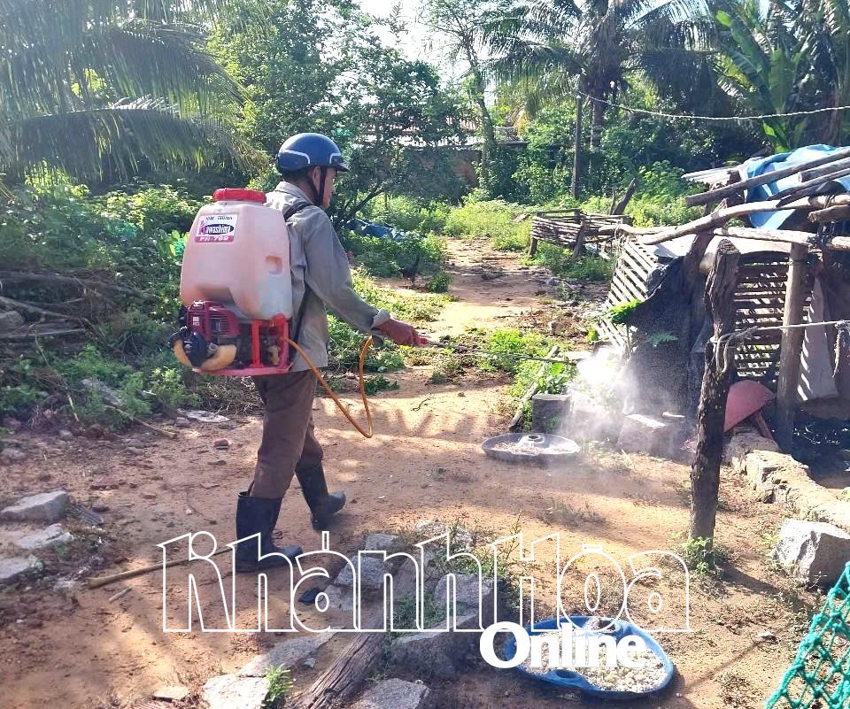Phun hóa chất khử trùng khu vực chăn nuôi của người dân.