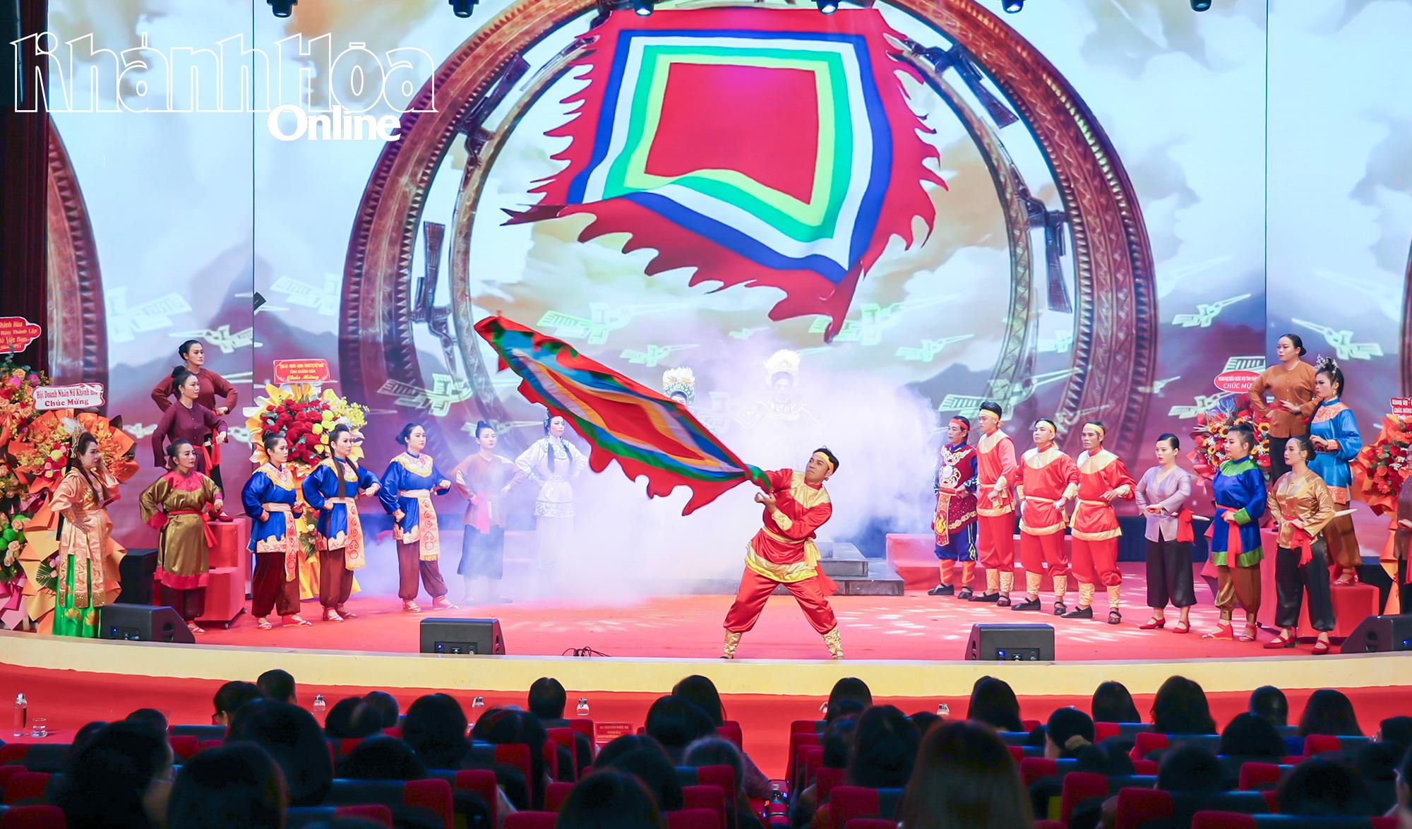 Các đại biểu cùng ôn lại truyền thống phụ nữ Việt Nam qua các bằng đường lịch sử của Việt Nam qua hình thức sân khấu hóa.