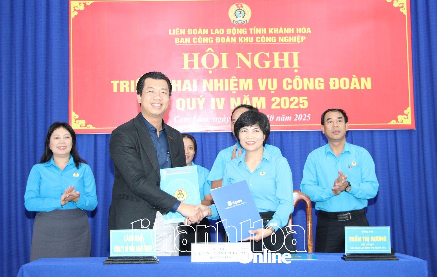 Lãnh đạo 2 đơn vị thực hiện ký kết chương trình phúc lợi cho đoàn viên, người lao động.